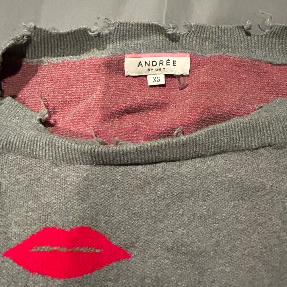 Ladies sweater with lips